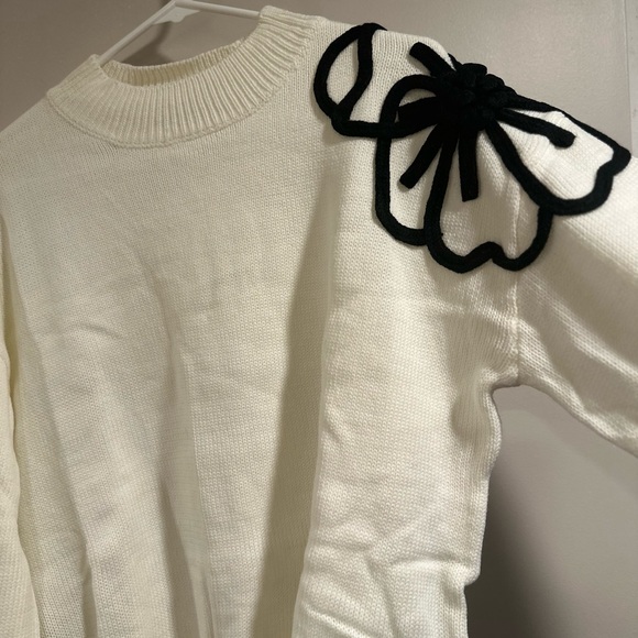 Flower Embroidery Mock Neck Long Sleeve Sweater White & Black Large Acrylic NEW - Picture 5 of 15